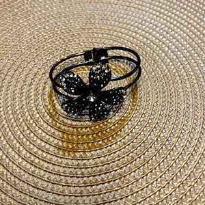 Flower bracelet with rhinestones! Black